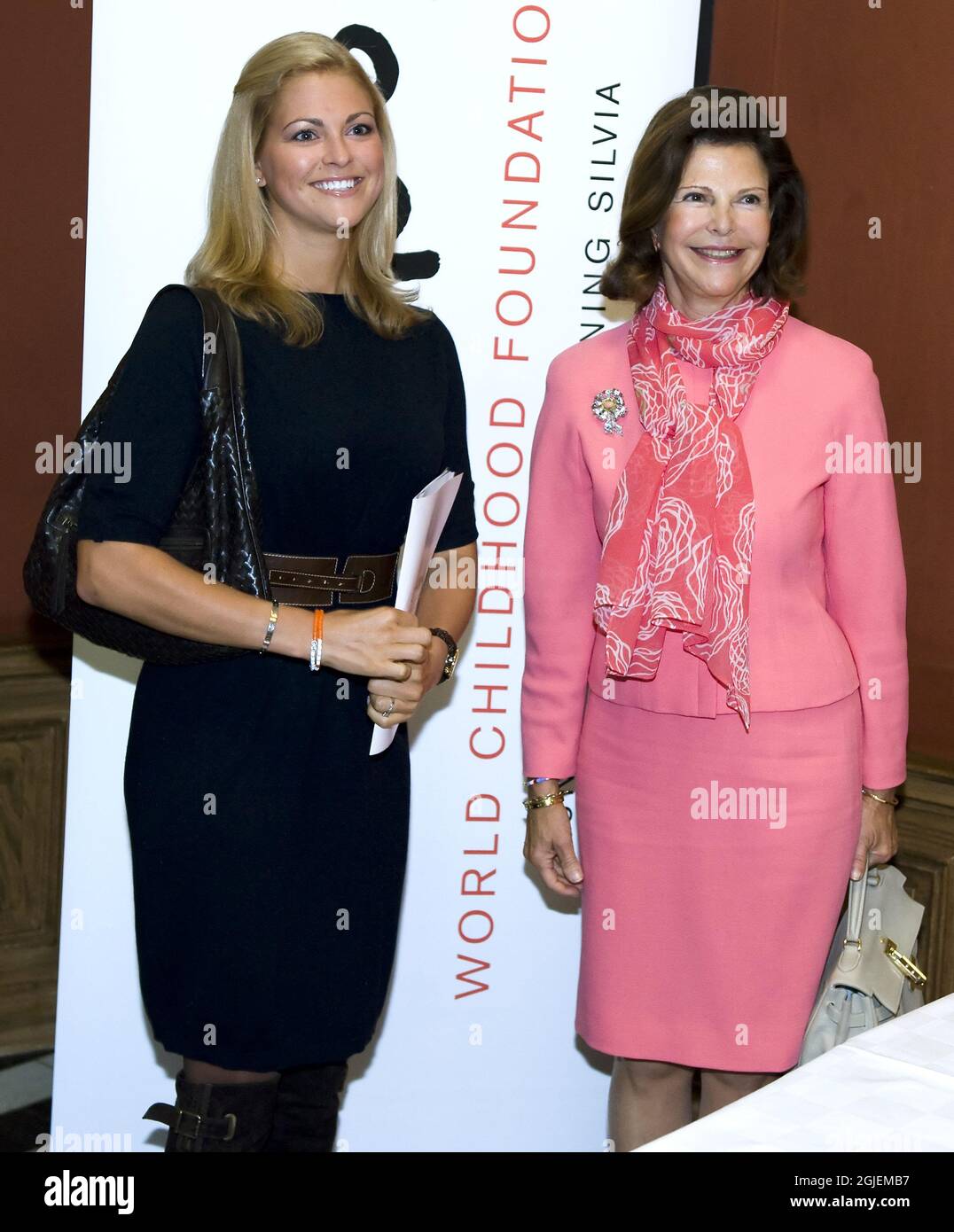 Königin Silvia und Prinzessin Madeleine kommen bei einem Treffen mit der World Childhood Foundation in Stockholm, Schweden, an Stockfoto