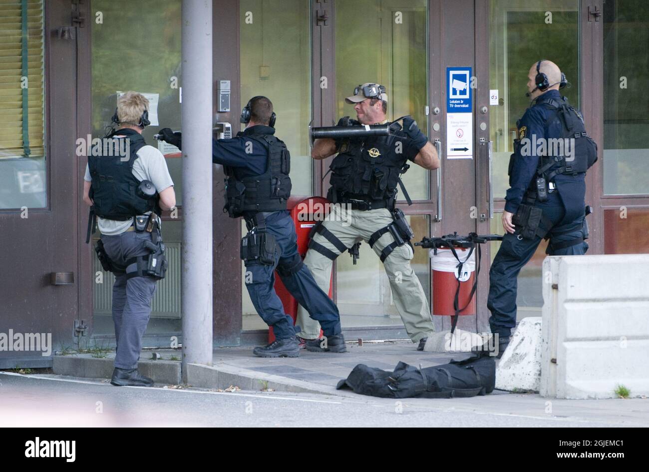 Ein Polizei-swat-Team in einem Gelddepot in Vastberga, Stockholm. Räuber nutzten einen Hubschrauber, um am frühen Mittwochmorgen einen spektakulären Diebstahl an einem Gelddepot südlich von Stockholm durchzuführen. Stockfoto