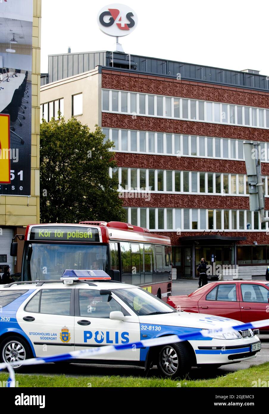 Ein Polizeiauto wird an einem Gelddepot in Vastberga, Stockholm, gesehen. Räuber nutzten einen Hubschrauber, um am frühen Mittwochmorgen einen spektakulären Diebstahl an einem Gelddepot südlich von Stockholm durchzuführen. Stockfoto