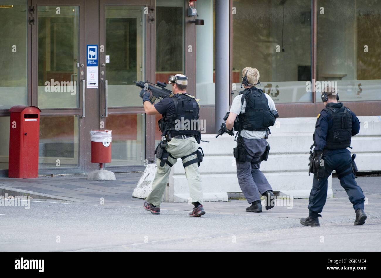 Ein Polizei-swat-Team in einem Gelddepot in Vastberga, Stockholm. Räuber nutzten einen Hubschrauber, um am frühen Mittwochmorgen einen spektakulären Diebstahl an einem Gelddepot südlich von Stockholm durchzuführen. Stockfoto