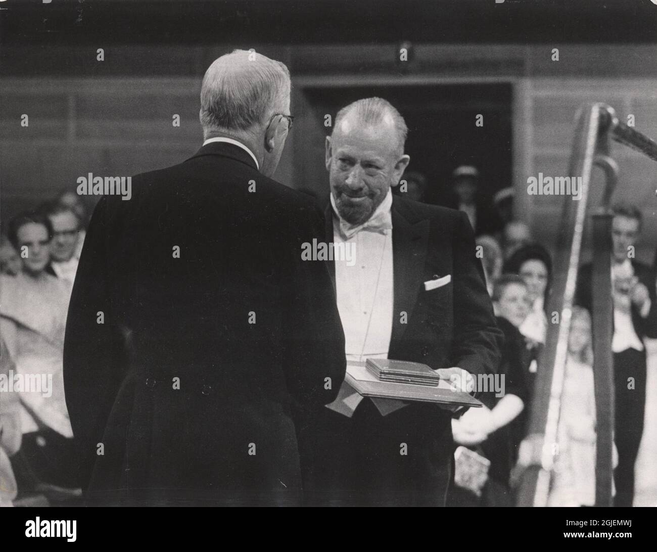 Nobelpreis Literatur 1962 der amerikanische Autor John Steinbeck erhält den Preis aus der Hand von König Gustav II Adolf in Stockholm. Stockfoto