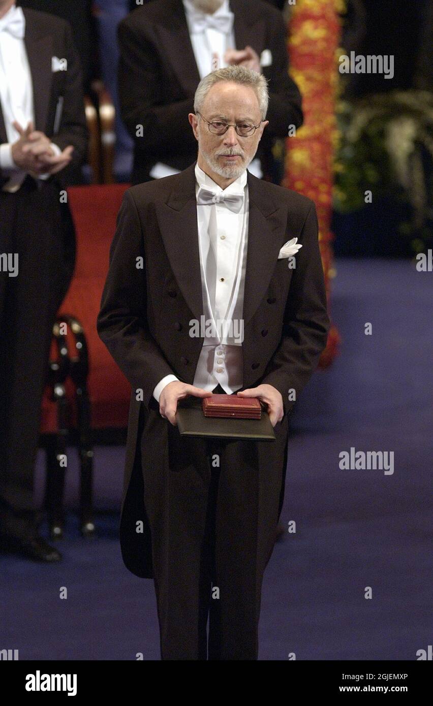 John Maxwell Coetzee erhielt den Nobelpreis für Literatur 2003 von König Carl Gustaf von Schweden, bei der Nobelpreisverleihung in der Stockholmer Konzerthalle, Stockholm, Schweden Stockfoto