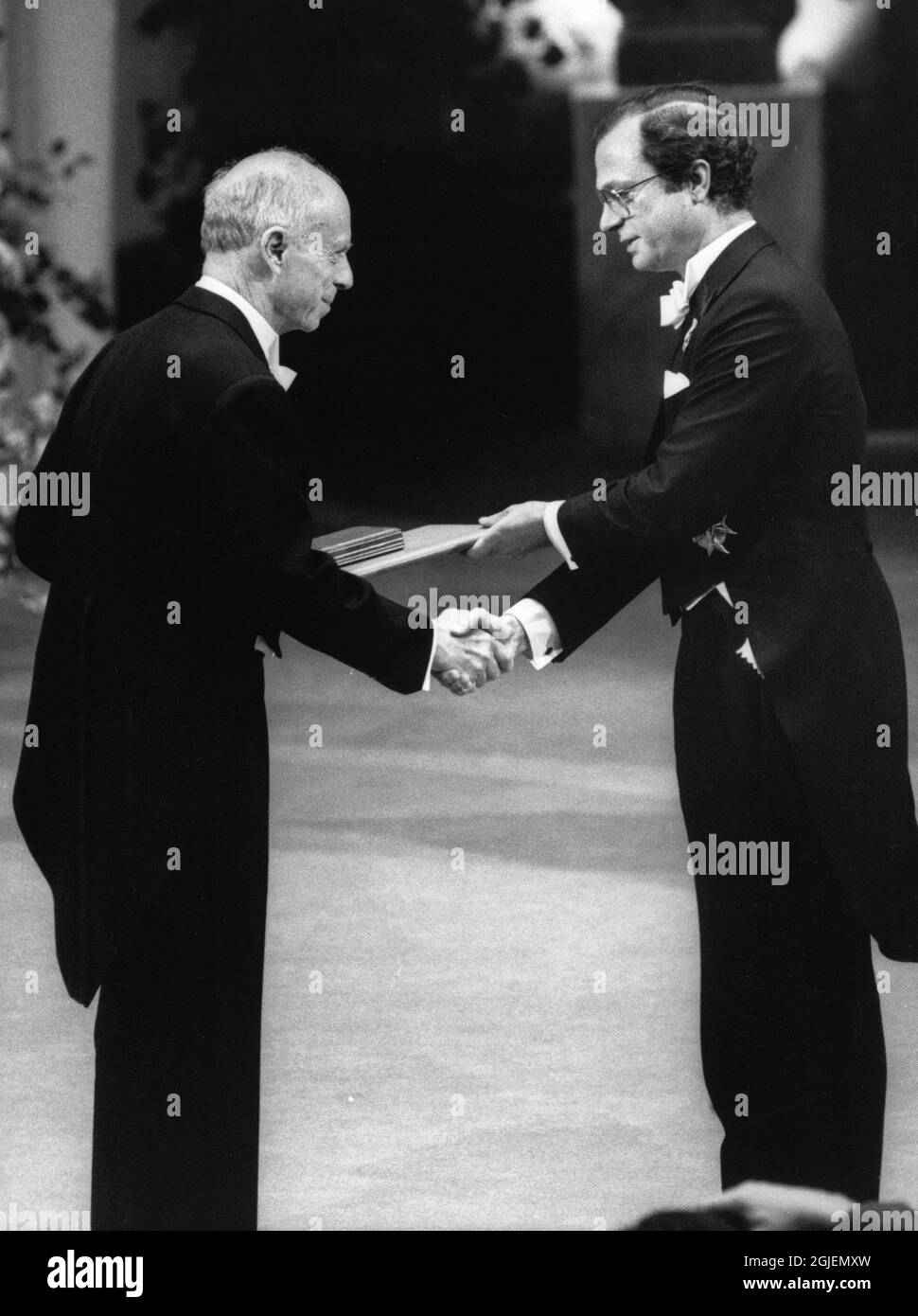 Claude Simon, Frankreich, die heuer hoch geschätzte Wahl für den Nobelpreis für Literatur, erhielt seinen Preis aus den Händen von König Carl XVI Gustaf von Schweden bei der feierlichen Zeremonie in der Konzerthalle in Stockholm Stockfoto