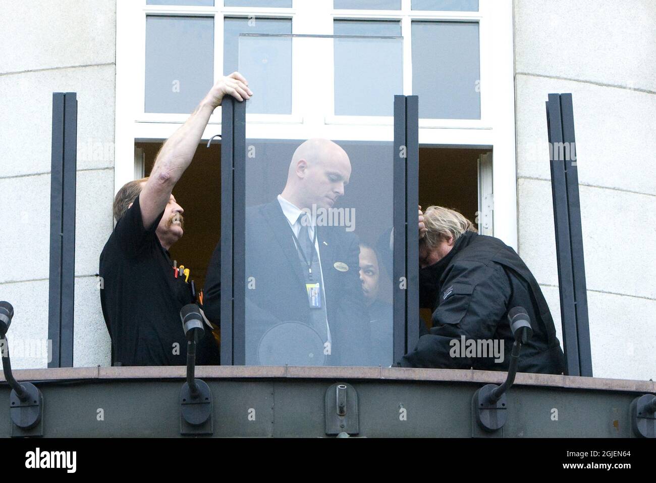 Sicherheitsbeamte installieren kugelsicheres Glas auf der Terrasse des Grand Hotels, wo Friedensnobelpreisträger Barack Obama in Oslo, Norwegen, übernachten wird. Stockfoto