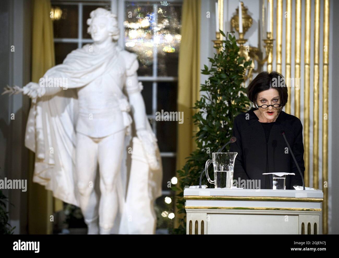 Herta Mueller, deutsche Autorin und Literaturnobelpreisträgerin 2009, spricht während der traditionellen Nobelvorlesung in Literatur an der Schwedischen Akademie in Stockholm, Schweden. Stockfoto