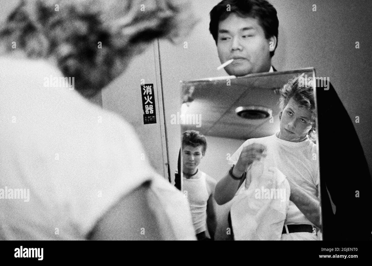 Morten Harket und Magne Furuholmen überprüfen ihr Aussehen im Spiegel während Der Werbetour Von A-ha in Japan 1984. Stockfoto