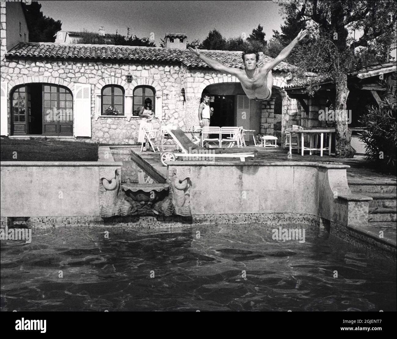 Magne Furuholmen taucht in den Pool in Vence, Südfrankreich. Stockfoto
