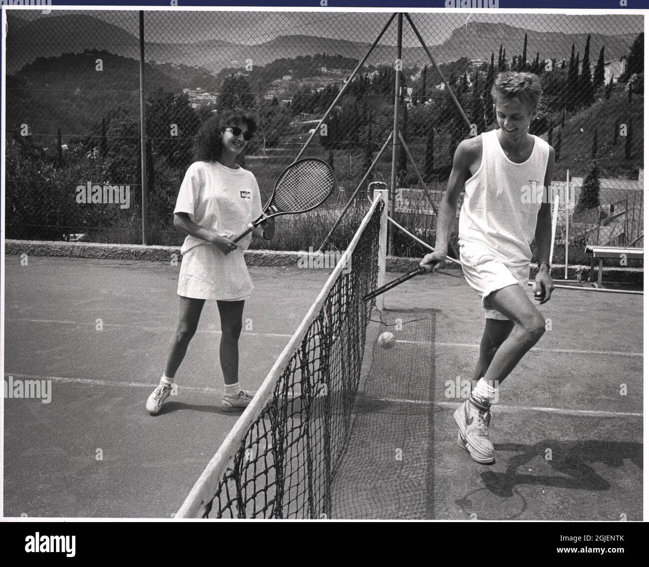 Lauren Savoy und A-has Pal Waaktaar spielen tennis in Vence, Südfrankreich. Stockfoto