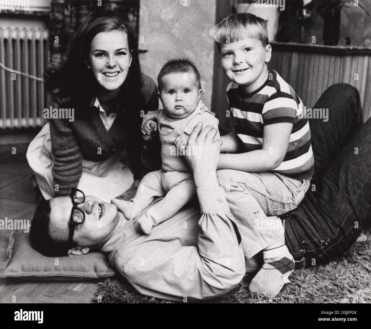 Anni-Frid Lyngstad im Bild mit ihrem Mann Ragnar und den Kindern Hans und Lise-lott in Eskilstuna. Stockfoto