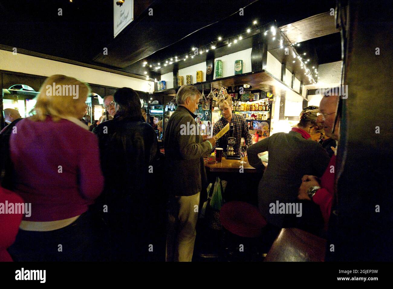 The Tudor Arms in der Grevgatan Street in Stockholm, Schweden. Der 40 Jahre alte Pub wurde von The Daily Telegraph und British Airways zum besten britischen Pub außerhalb Großbritanniens gewählt. Stockfoto