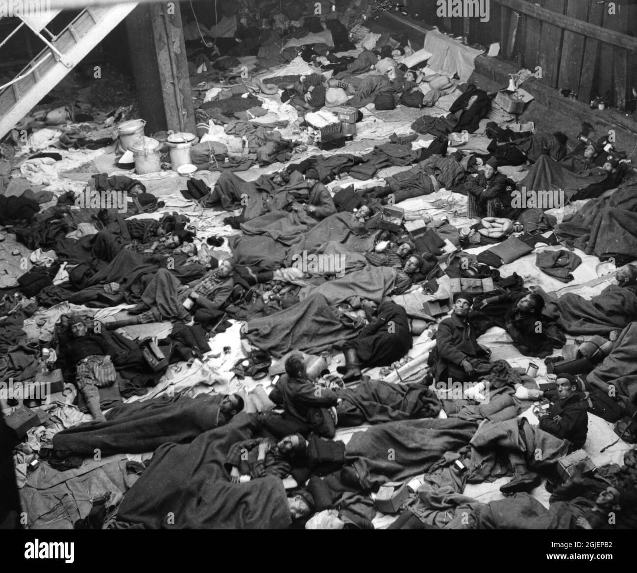 Befreite Gefangene aus deutschen Konzentrationslagern kommen mit dem Boot in Malmö, Schweden an. Stockfoto