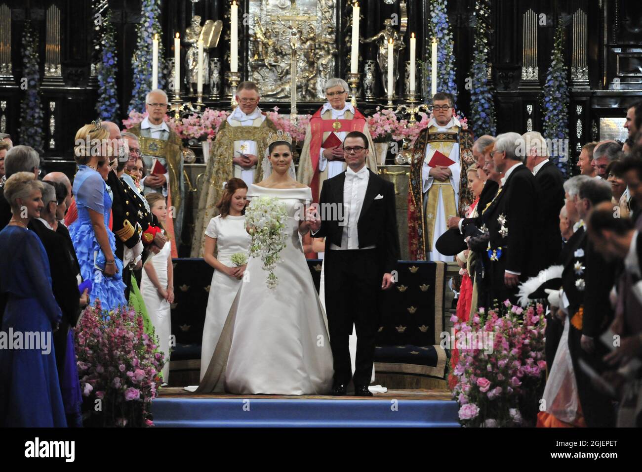 Kronprinzessin Victoria und Prinz Daniel verlassen die Kathedrale nach der Hochzeitszeremonie im Stockholmer Dom in Stockholm, Schweden Stockfoto