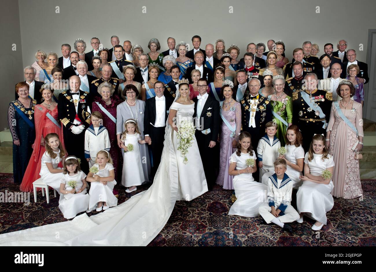 Ein Familienfoto mit Ehrengästen, aufgenommen im Königspalast in Stockholm, Schweden nach der Hochzeit von Schwedens Kronprinzessin Victoria und Prinz Daniel Westling, dem Herzog von Vastergotland. Erste Reihe von L: Finnlands-Präsidentin Tarja Halonen, Königin Sonja, König Harald, Königin Beatrix, Ewa Westling, Olle Westling, Kronprinzessin Victoria, Prinz Daniel, Königin Silvia, König Carl XVI Gustaf, Königin Margrethe II., Prinz Henrik, Königin Sofia. Zweite Reihe von L: Pentii Arajarvi, Dorrit Moussaieff, Islands Präsident Olafur Ragnar Grimsson, Königin Paola, König Albert II., Prinzessin Madeleine, Prinz C. Stockfoto