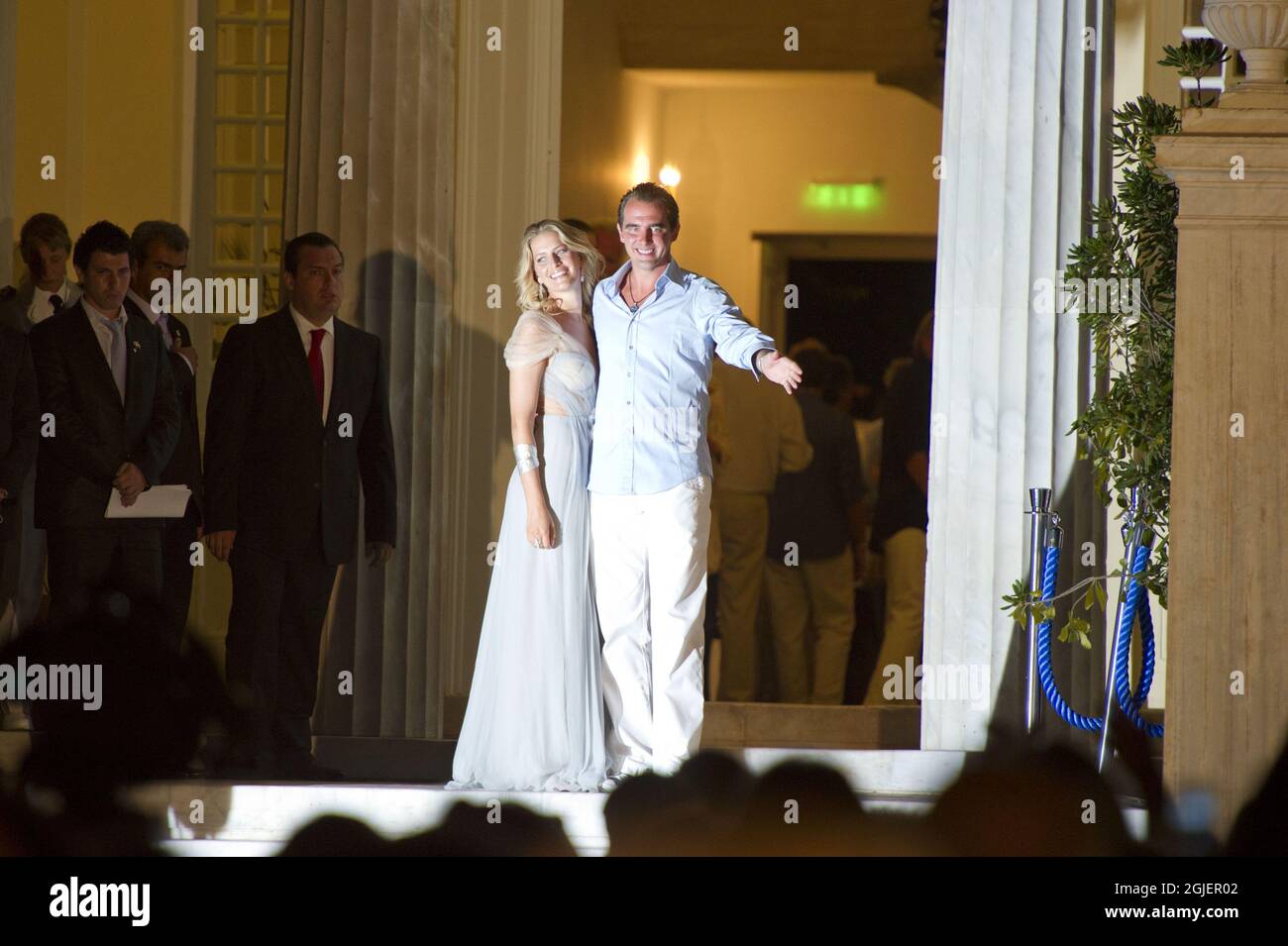 Prinz Nikolaos und Tatiana Blatnik winken während der Vorhochzeit-Party in Spetses, Griechenland, der Menge zu. Stockfoto
