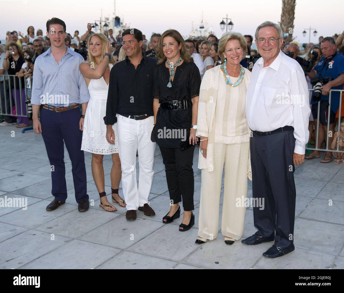 Der griechische König Konstantin (R), seine Frau Ann-Marie (2. R), die Tochter Alexia (3. R) mit ihrem Mann Carlos Morales Quintana, die Tochter Theodora (2. L) und der Sohn Filippos kommen zur Vorhochzeit-Party in Spetses, Griechenland. Stockfoto