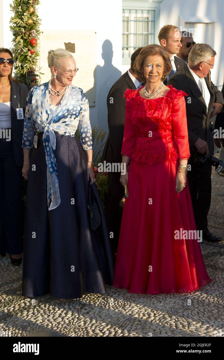 Königin Margrethe und Königin Sofia kommen zur Hochzeit von Prinz Nikolaos und Tatiana Blatnik in der Kirche des Hl. Nikolaus in Spetses, Griechenland, an. Stockfoto