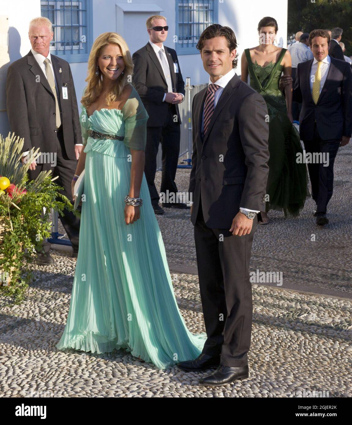 Prinzessin Madeleine und Prinz Carl Philip kommen zur Hochzeit von Prinz Nikolaos und Tatiana Blatnik in der Kirche St. Nikolaus in Spetses, Griechenland. Stockfoto