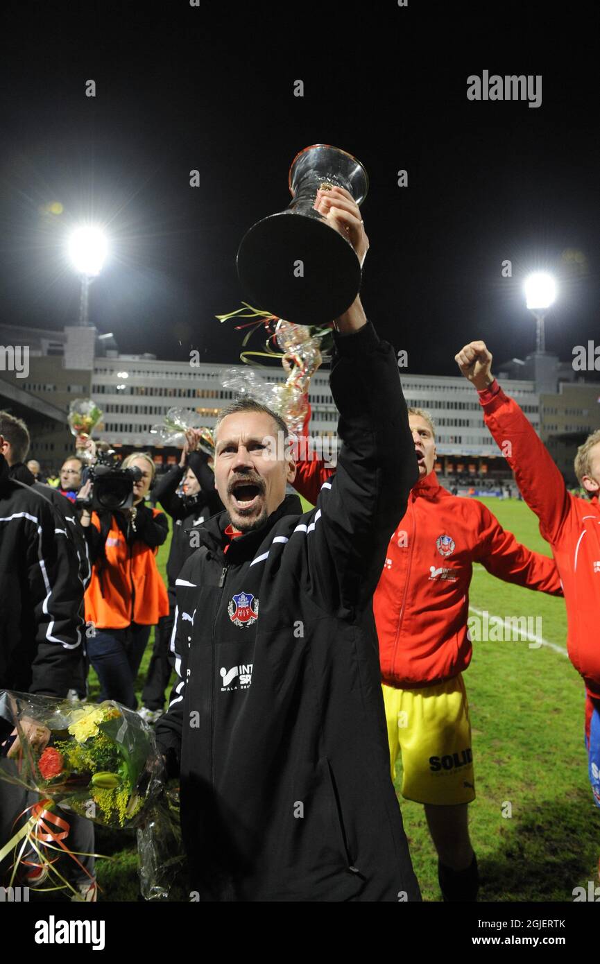 Helsingborgs IF-Kapitän Marcus Lantz feiert mit der Trophäe nach ihrem Sieg über Hammarby IF im schwedischen Pokalfinale. Stockfoto