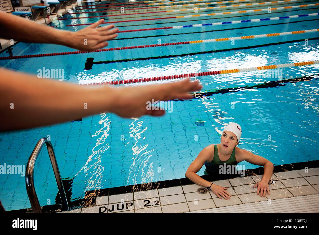Noomi Rapace wird während der Dreharbeiten zum Film „Beyond“ in Stockholm, Schweden, 2010 beim Schwimmen gesehen. Regie führt Pernilla August. Stockfoto