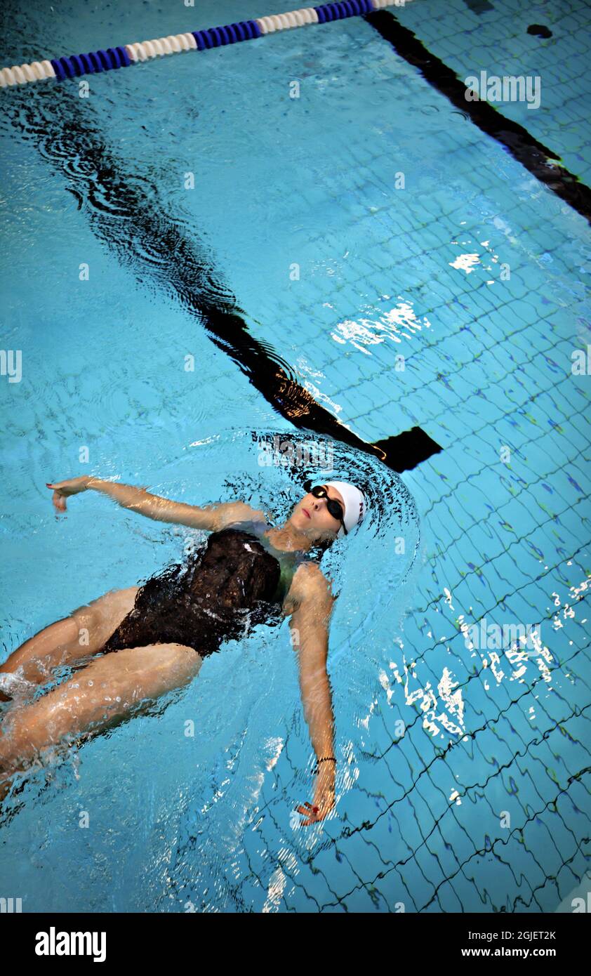 Noomi Rapace wird während der Dreharbeiten zum Film „Beyond“ in Stockholm, Schweden, 2010 beim Schwimmen gesehen. Regie führt Pernilla August. Stockfoto