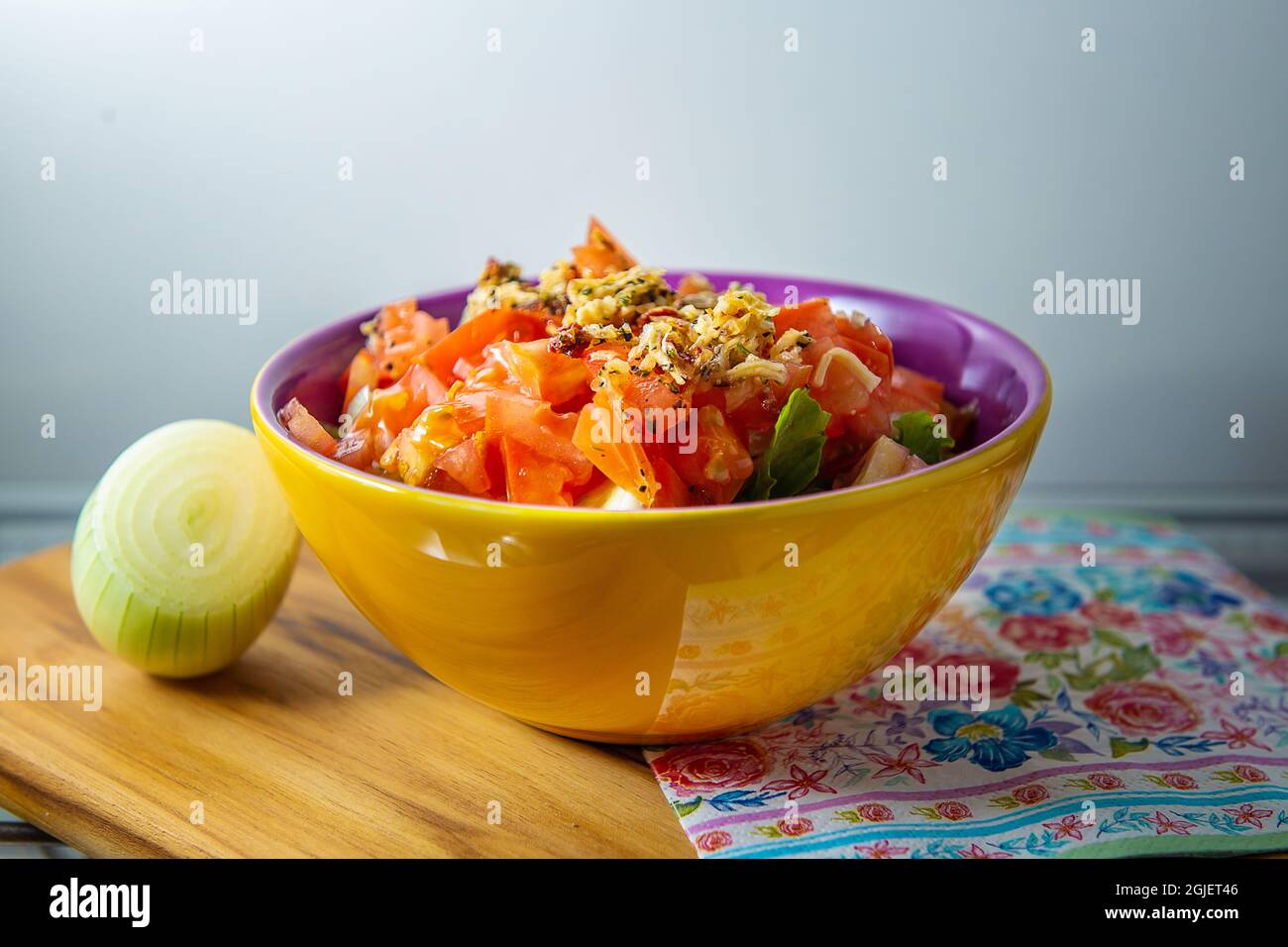 Frischer Salat in einer gelben Schüssel. Verzehrfertige Lebensmittel. Vegane Küche. Stockfoto