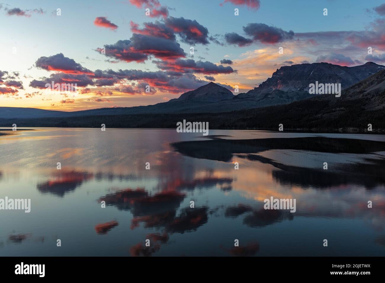 Roter Sonnenaufgang über dem St. Mary Lake und Divide Mountain im Glacier National Park, Montana, USA. Stockfoto