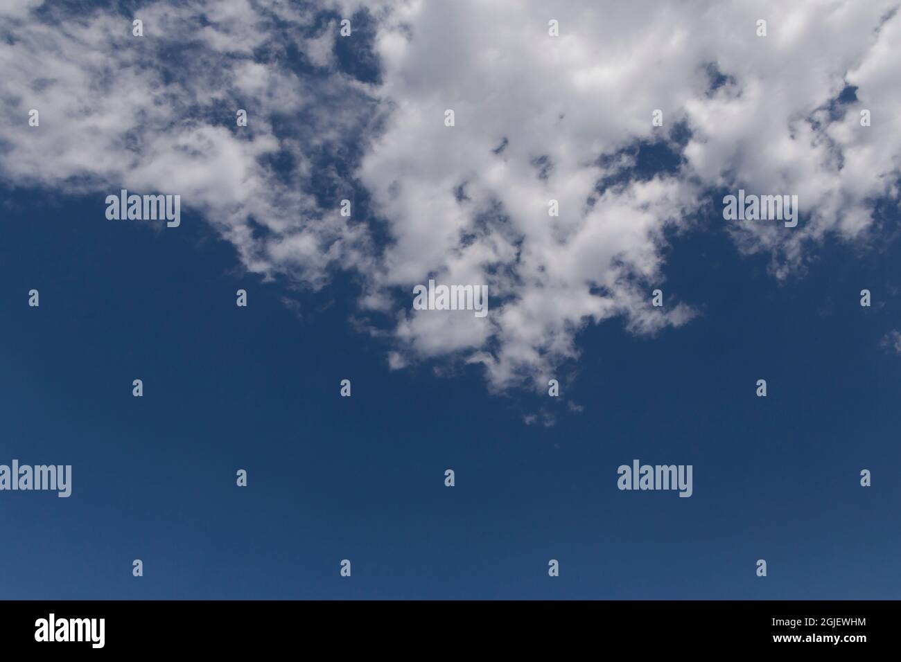 Nahaufnahme der weißen Wolke in einem klaren blauen Himmel Stockfoto