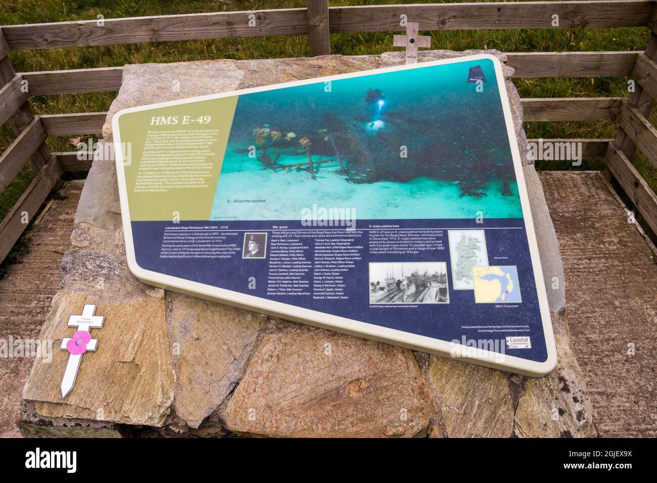 Eine Informationstafel gibt Details über den Untergang des U-Bootes HMS E-49 nach dem Auftreffen auf eine Mine vor Baltasound auf Unst im Jahr 1917. Stockfoto