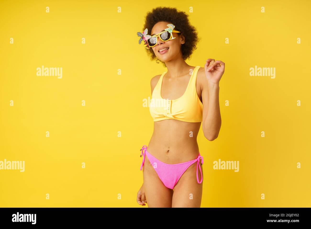 Happy Happy Girl ist bereit für den Sommer in Badeanzug Stockfoto