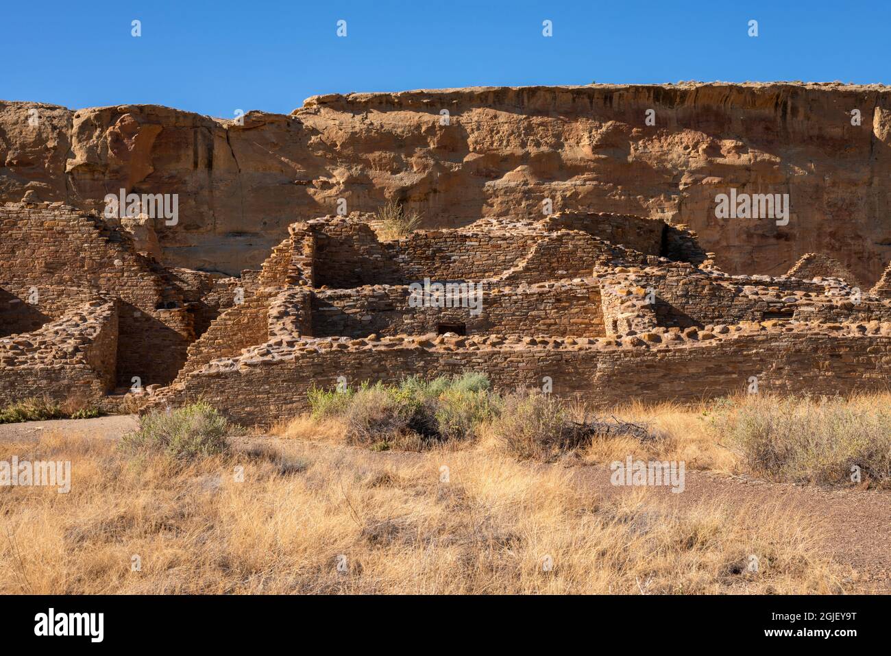 USA, New Mexico. Chaco Culture National Historic Park, Überreste von Chetro Ketl, einer Steinmauer gemauerte Wohnung oder Great House, die etwa 1000 n. Chr. begann. Stockfoto