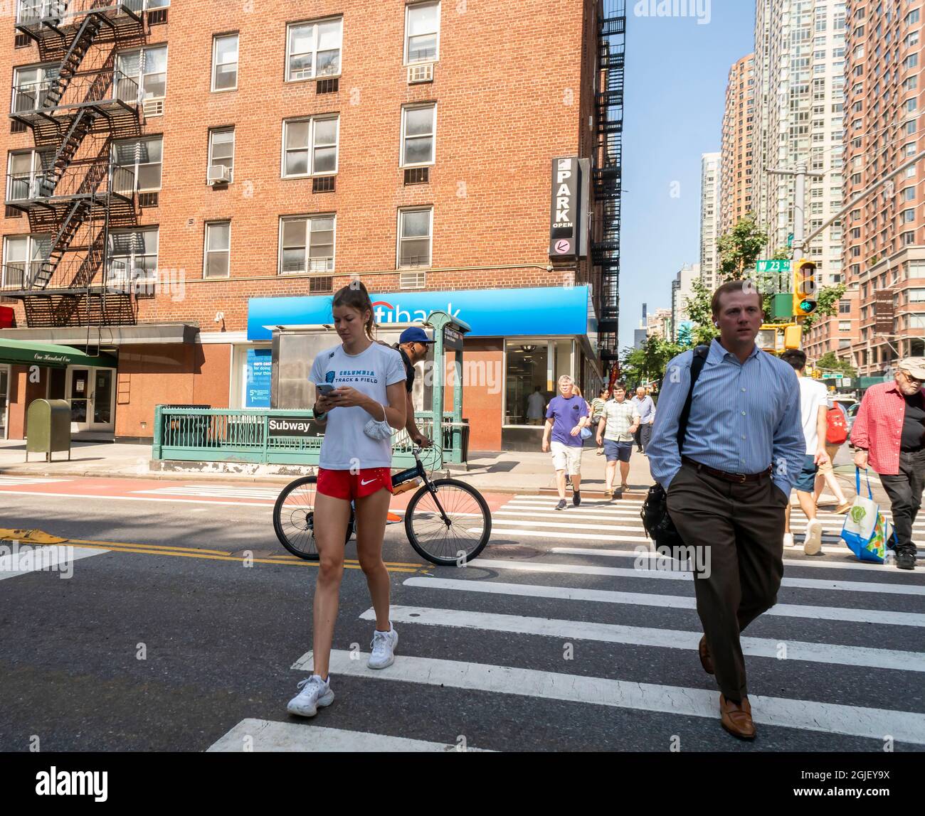 Abgelenkter Fußgänger im Viertel Chelsea in New York am Dienstag, den 24. August 2021. (© Richard B. Levine) Stockfoto