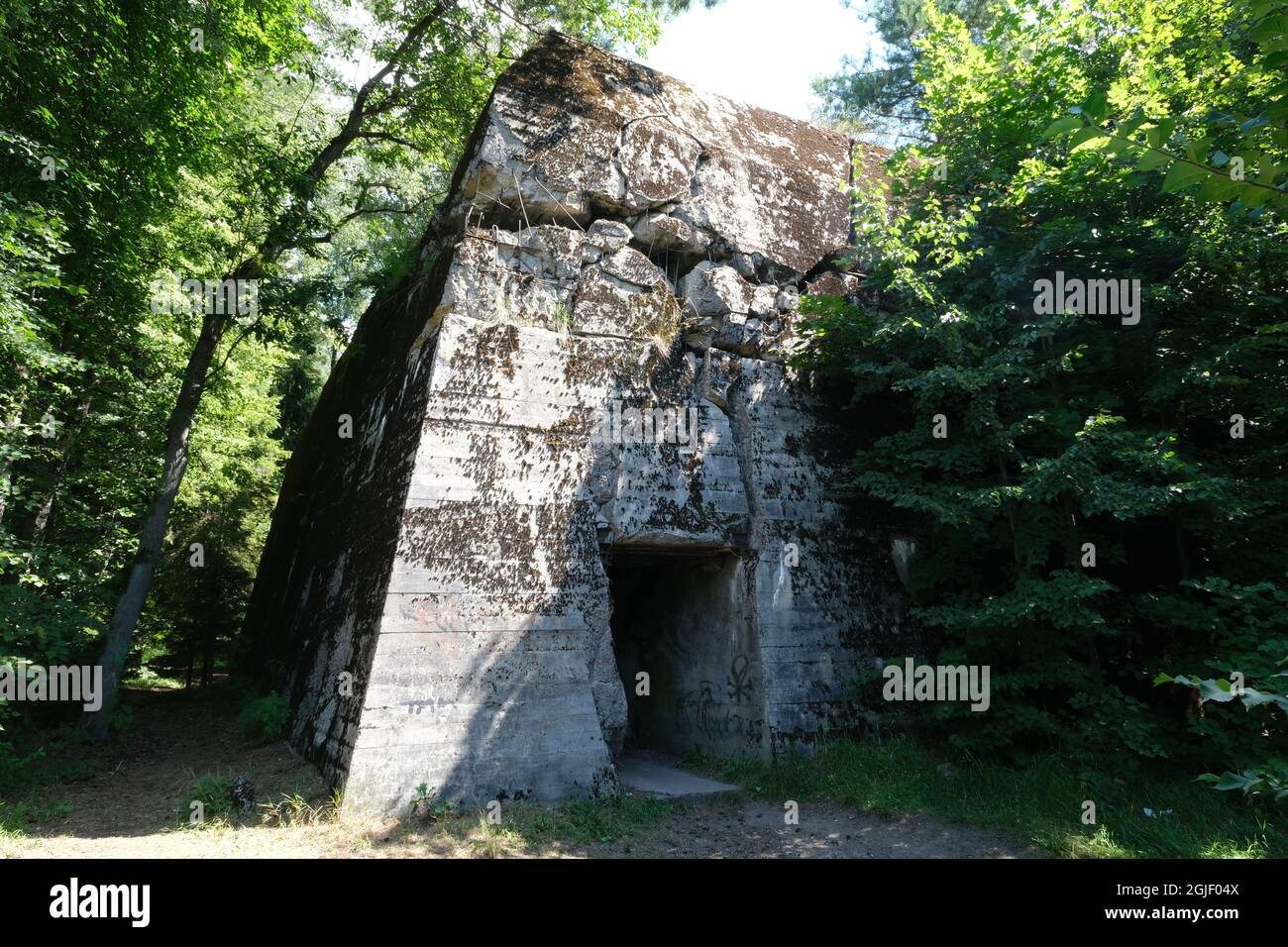 Pozezdrze, Polen - 20. Juli 2021: Heinrich Himmlers Bunker beim SS-Feldkommando Post Hochwald, erbaut von der Organisation Todt. Stockfoto