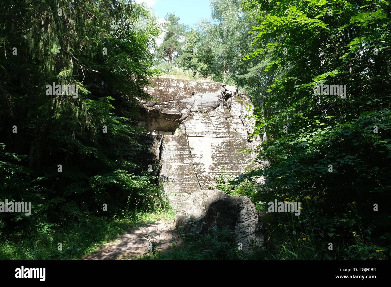 Pozezdrze, Polen - 20. Juli 2021: Heinrich Himmlers Bunker beim SS-Feldkommando Post Hochwald, erbaut von der Organisation Todt. Stockfoto