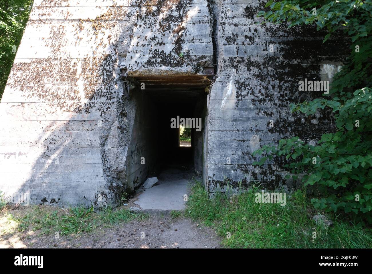 Pozezdrze, Polen - 20. Juli 2021: Heinrich Himmlers Bunker beim SS-Feldkommando Post Hochwald, erbaut von der Organisation Todt. Stockfoto