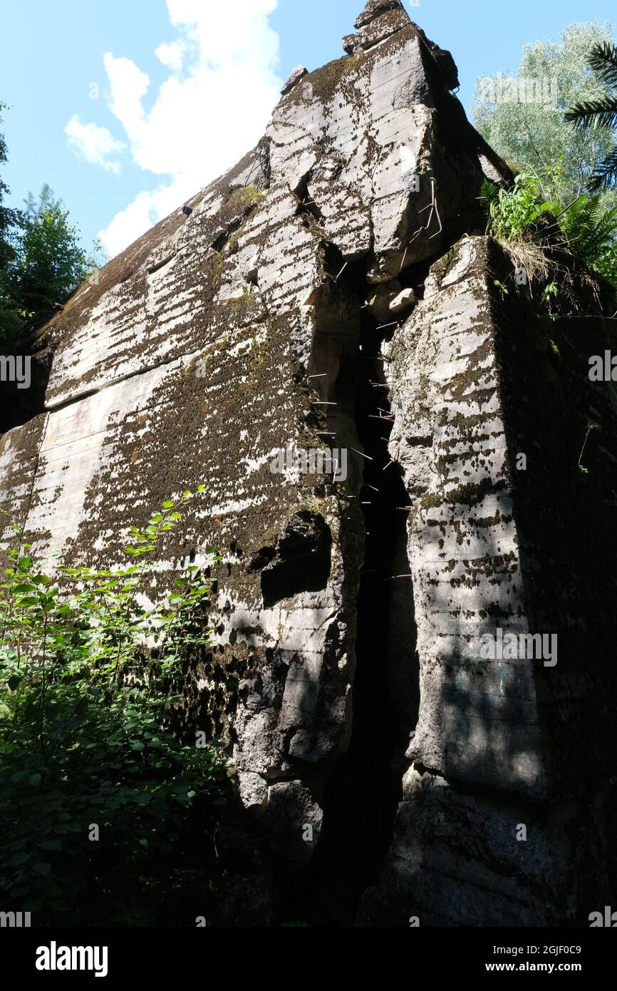 Pozezdrze, Polen - 20. Juli 2021: Heinrich Himmlers Bunker beim SS-Feldkommando Post Hochwald, erbaut von der Organisation Todt. Stockfoto