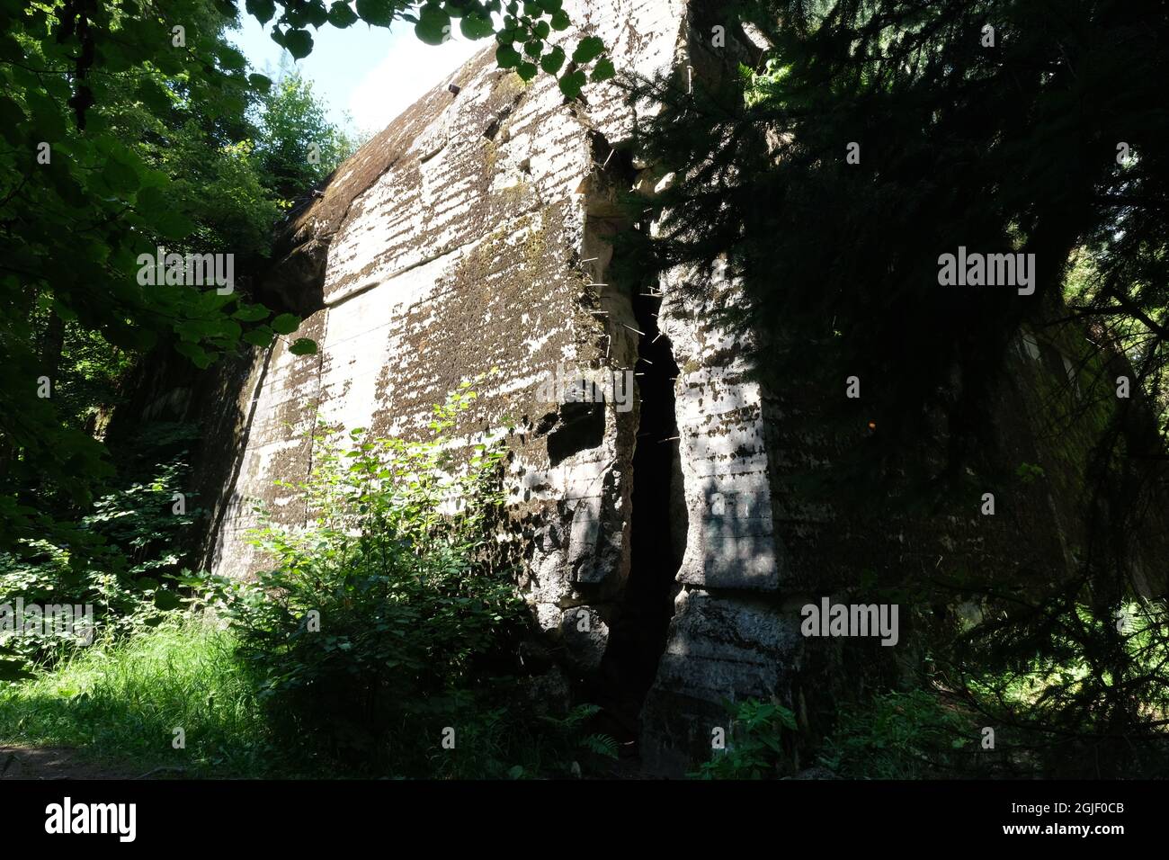 Pozezdrze, Polen - 20. Juli 2021: Heinrich Himmlers Bunker beim SS-Feldkommando Post Hochwald, erbaut von der Organisation Todt. Stockfoto