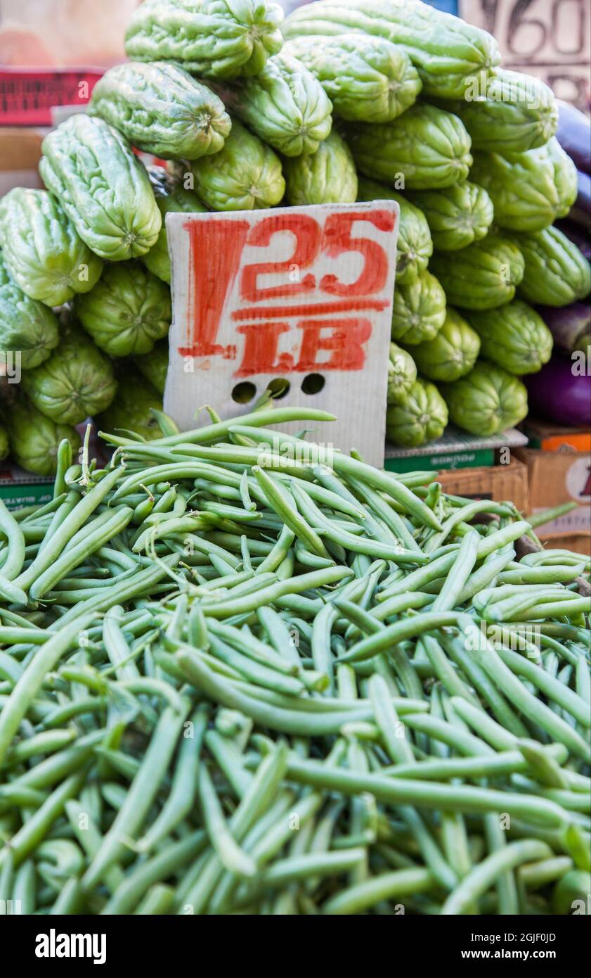 Chinatown in Manhattan. Obst- und Gemüseständer an der geschäftigen Ecke von New York City. Stockfoto