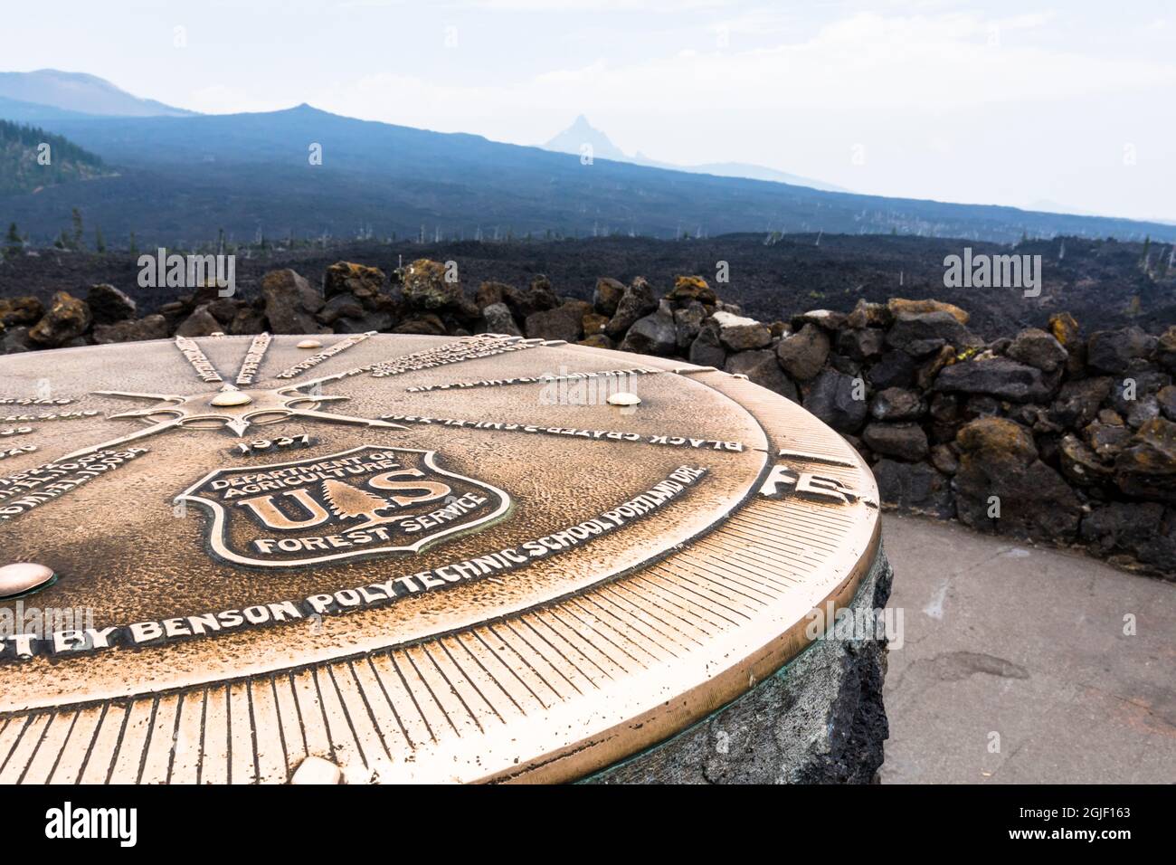 USA, Oregon, Willamette National Forest. Der Kompass auf dem Dee Wright Observatory entlang der McKenzie Pass-Santiam Pass National Scenic Byway. Stockfoto