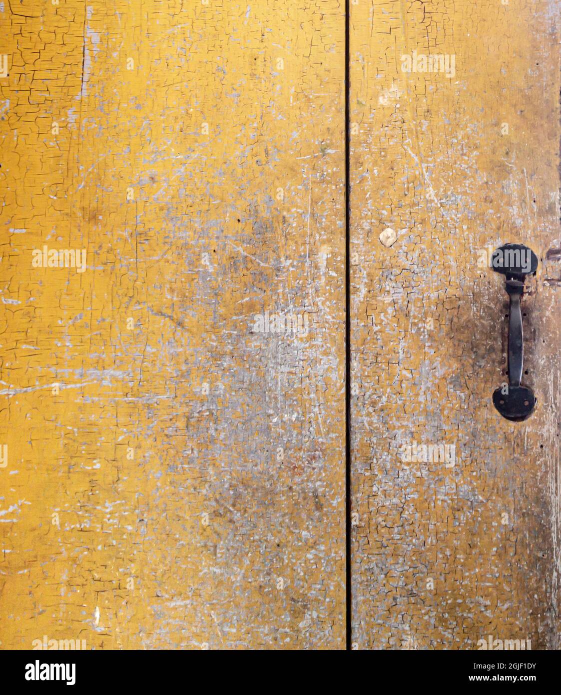 Detailbild einer stark benutzten antiken Tür Stockfoto