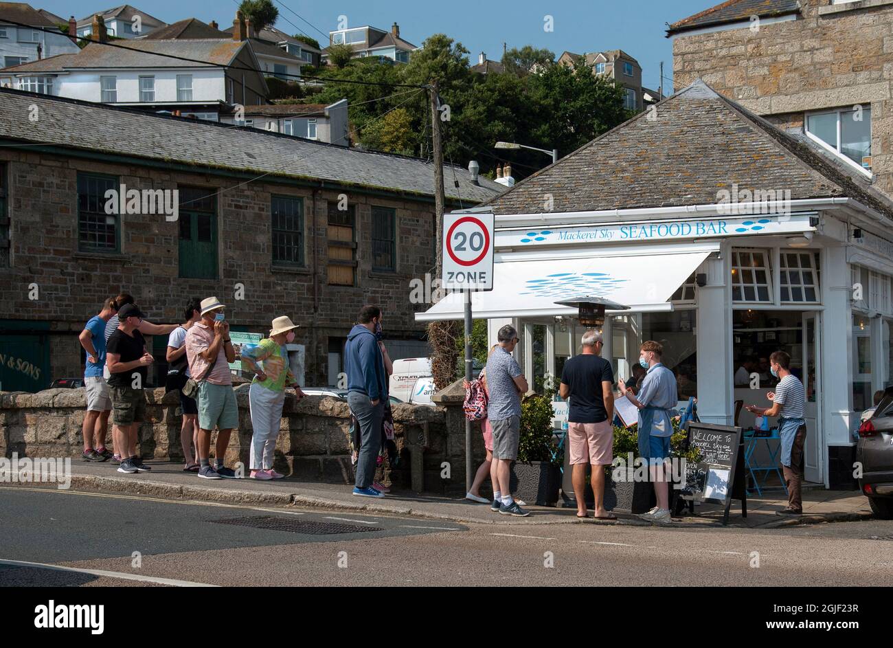 Newlyn, Cornwall, England, Großbritannien. 2021. Die Kunden stehen Schlange, um mittags in Newlyn, Cornwall, Großbritannien, ein Fischrestaurant zu betreten Stockfoto