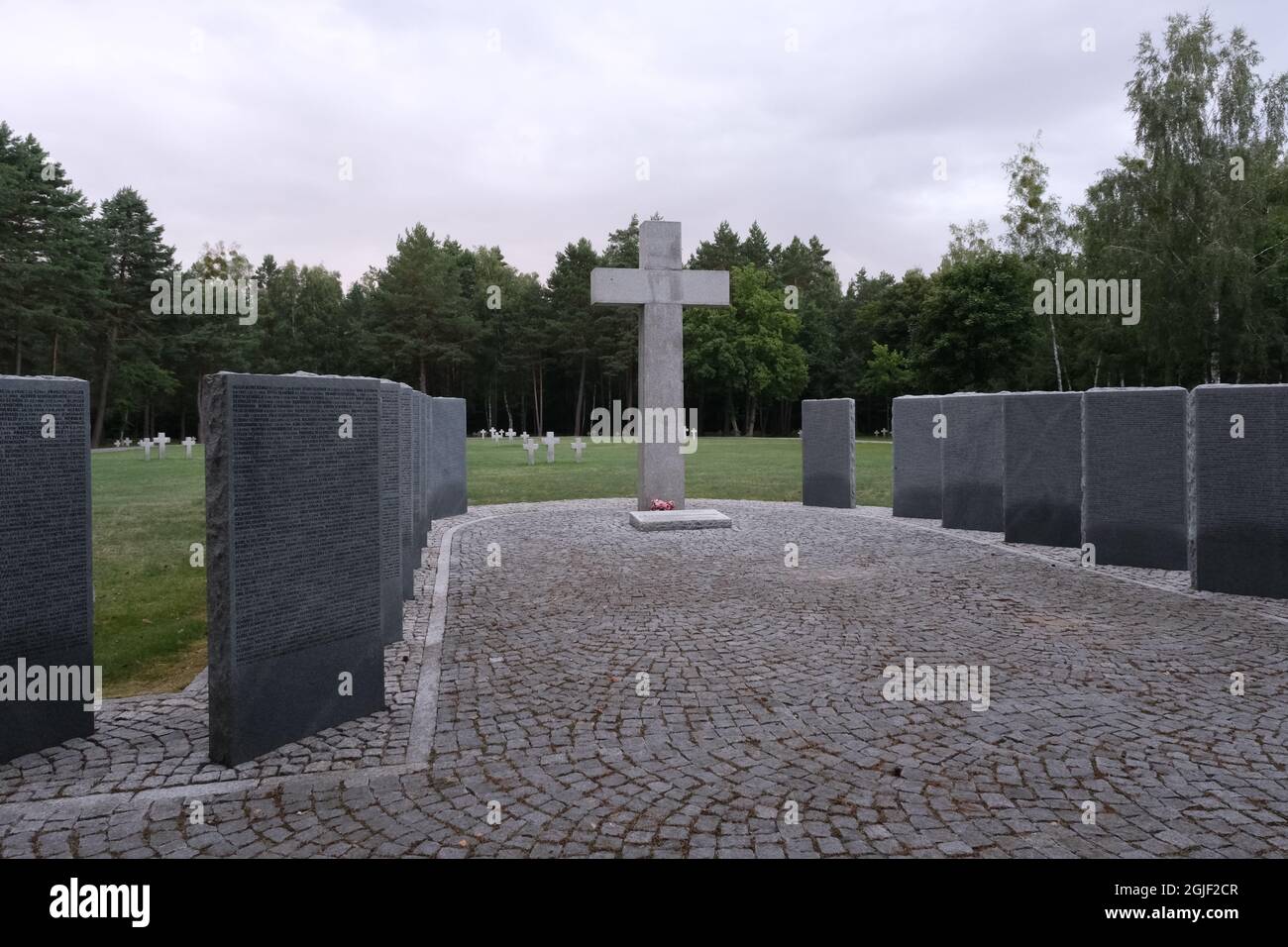 Ilowo-Osada, Polen - 21. Juli 2021: Deutscher Friedhof; Gedenkstätte für den Ersten und Zweiten Weltkrieg. Sommersonntag Stockfoto