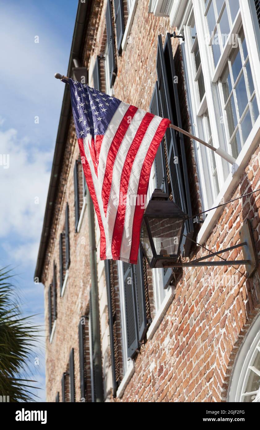 Historisches Haus im Süden unter amerikanischer Flagge in Charleston, South Carolina, USA. Stockfoto