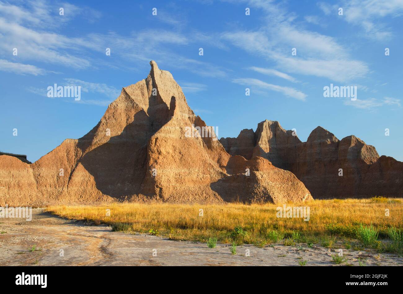 Badlands-Formationen und gemischte Grasrasengräser. Badlands National Park, South Dakota Stockfoto