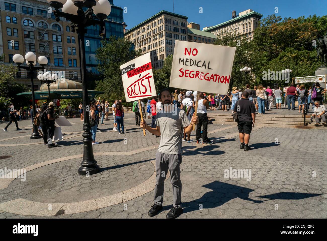 Demonstranten versammeln sich am Montag, dem 6. September 2021, im Union Square Park in New York, um gegen das Covid-19-Impfmandat in New York City zu demonstrieren. (© Richard B. Levine) Stockfoto