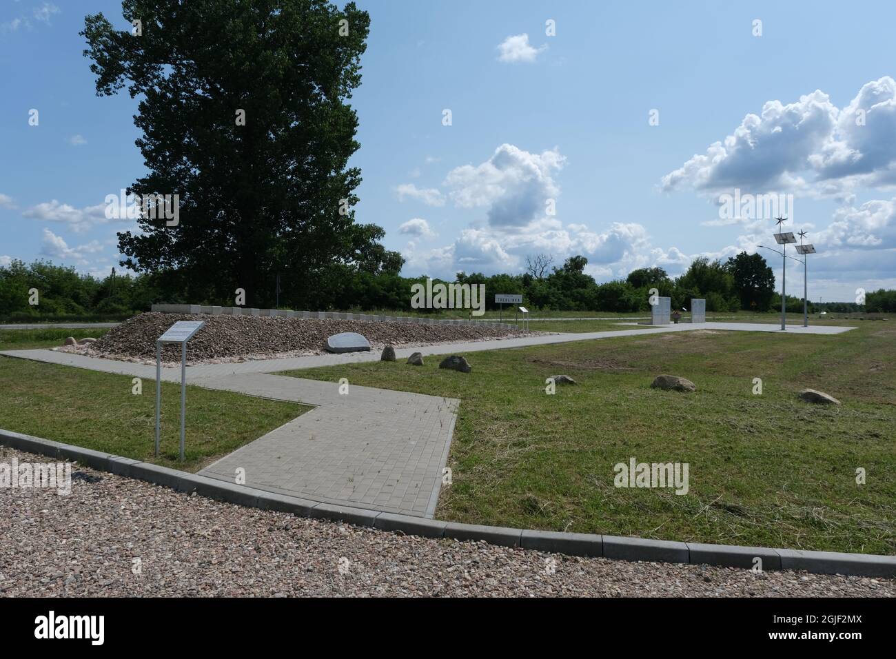 Treblinka, Polen - 22. Juli 2021: Ausrottung, Hinrichtung und Arbeitslager Treblinka. Ankunftsstation. Gedenkstätte. Sommer bewölkt Tag Stockfoto