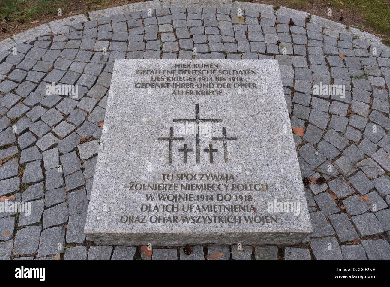 Ilowo-Osada, Polen - 21. Juli 2021: Deutscher Friedhof; Gedenkstätte für den Ersten und Zweiten Weltkrieg. Sommersonntag Stockfoto