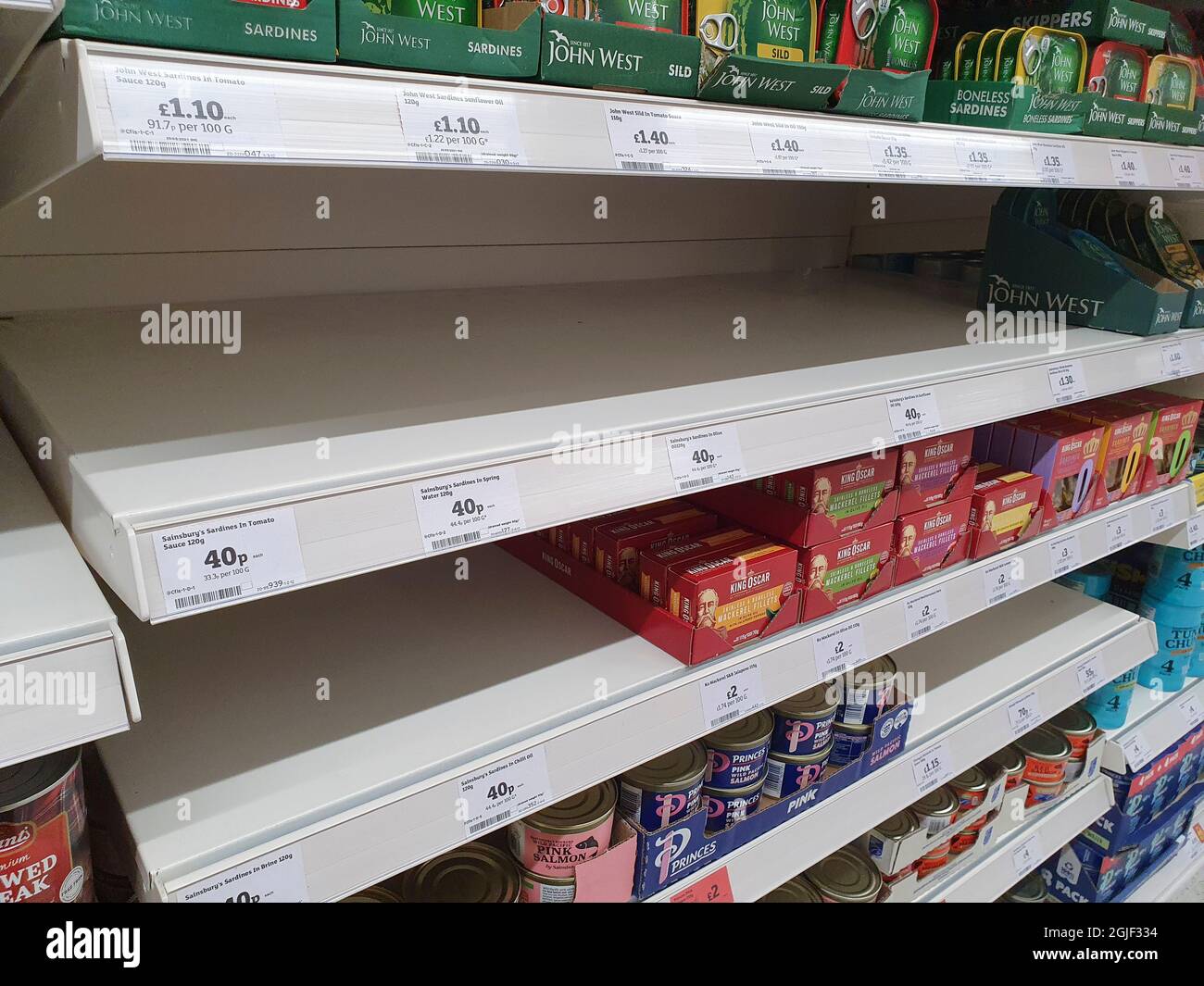 London, Großbritannien, 8. September 2021: Während die meisten Supermarktregale voll bestückt sind, führen Probleme mit dem Brexit und ein Mangel an LKW-Fahrern zu einer unregelmäßigen Versorgung der kmu. In diesem Fall war Sainsbury's in Balham nicht in der Lage, ihre eigenen, verzinnten Sardinen aus der eigenen Marke wieder aufzustocken und das Regal leer zu lassen. Anna Watson/Alamy Live News Stockfoto
