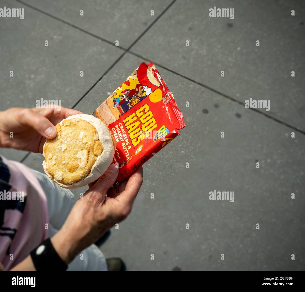 Eisliebhaber kommen am Montag, den 6. September 2021, in die Ritz X Coolhaus-Kollaboration am Union Square, um ein kostenloses Eis-Sandwich mit „Crackers & Peanut Butter Cream“ und in den Keks gebackenen Ritz-Crackern zu genießen. (© Richard B. Levine) Stockfoto