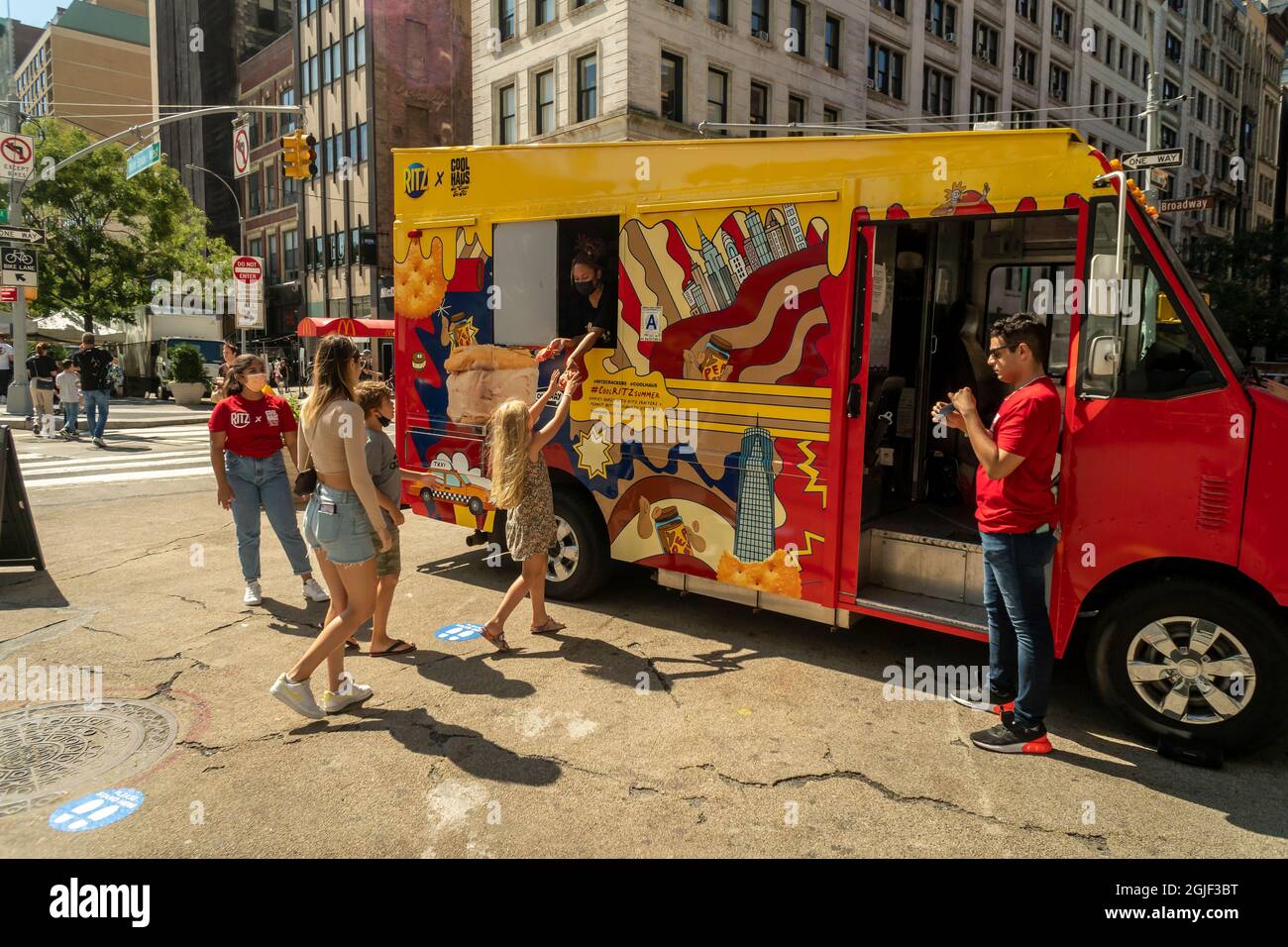 Eisliebhaber kommen am Montag, den 6. September 2021, in die Ritz X Coolhaus-Kollaboration am Union Square, um ein kostenloses Eis-Sandwich mit „Crackers & Peanut Butter Cream“ und in den Keks gebackenen Ritz-Crackern zu genießen. (© Richard B. Levine) Stockfoto
