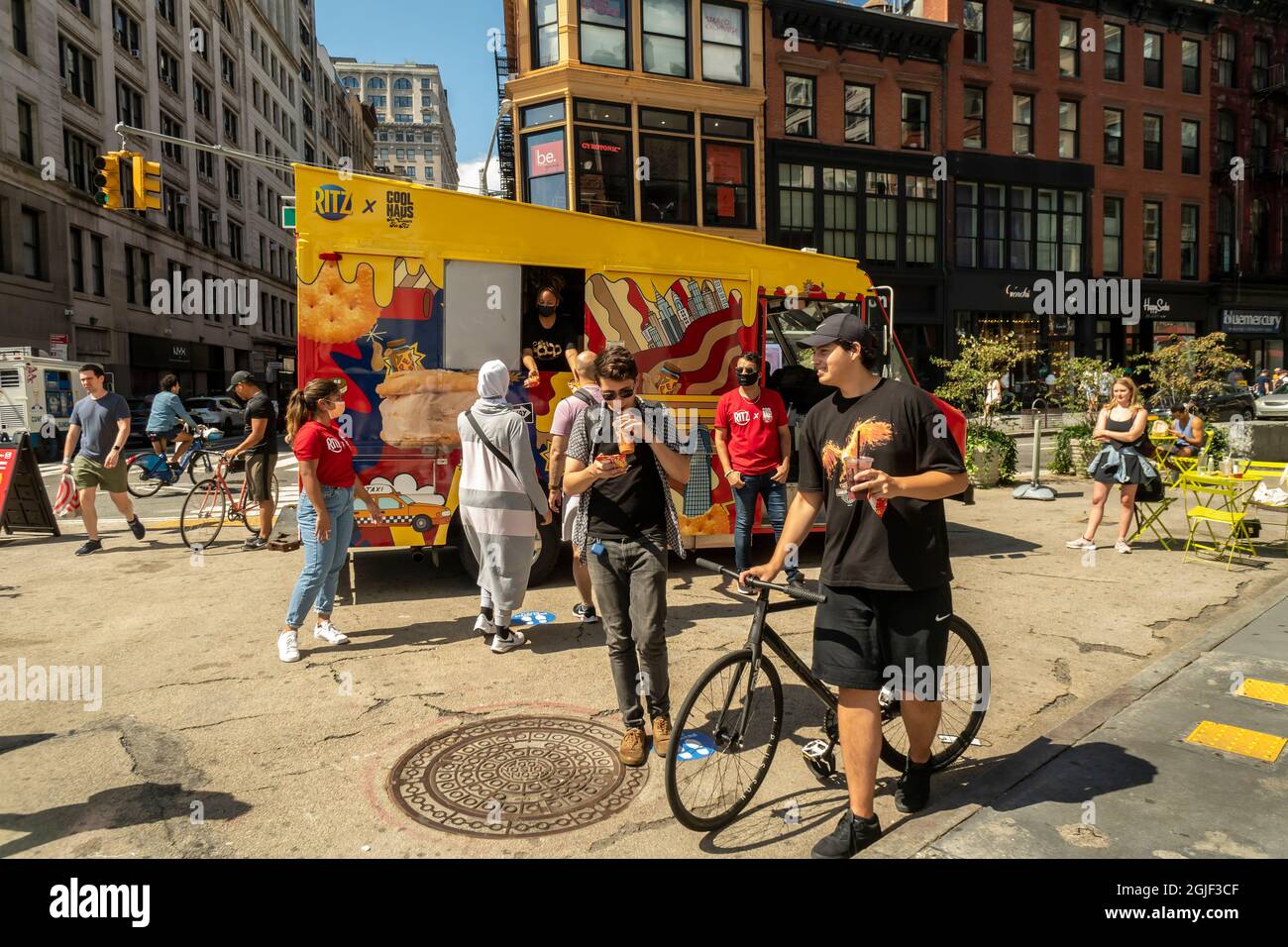 Eisliebhaber kommen am Montag, den 6. September 2021, in die Ritz X Coolhaus-Kollaboration am Union Square, um ein kostenloses Eis-Sandwich mit „Crackers & Peanut Butter Cream“ und in den Keks gebackenen Ritz-Crackern zu genießen. (© Richard B. Levine) Stockfoto